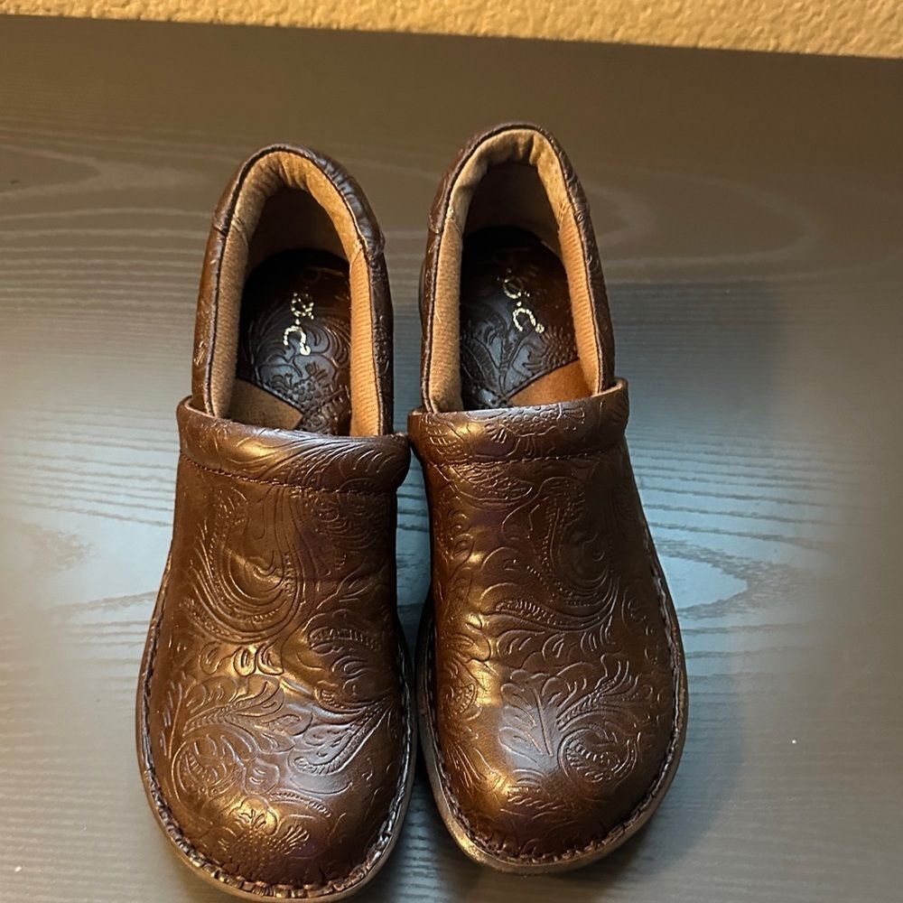 boc Women’s Brown Embossed Comfort Leather Clogs Size 7